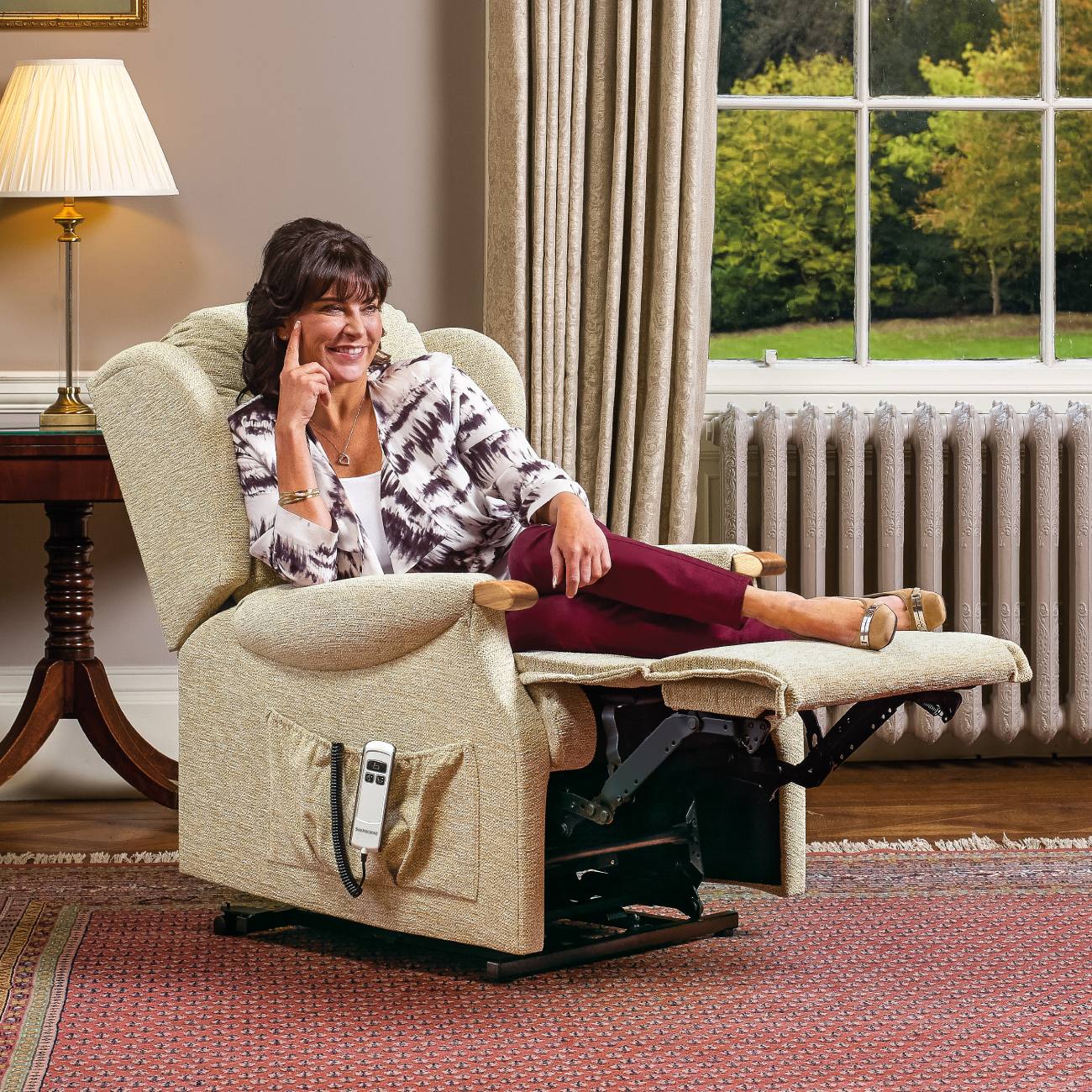 Lynton Knuckle Small Riser Recliner